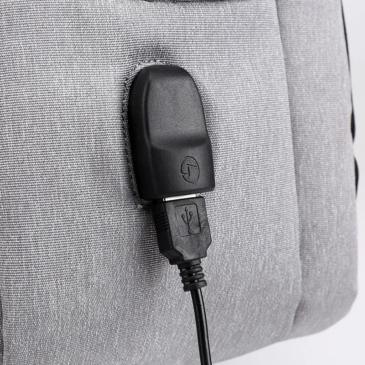 Palubný batoh na notebook s rozmermi 40 x 30 x 20 cm s konektorom USB