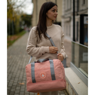Cestovná taška/batoh Wizzair vo veľkosti palubnej tašky 40 x 30 x 20 cm v lososovej farbe