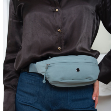 Priestranná dámska taška Fanny Pack vo farmerskej modrej farbe