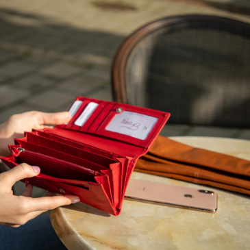Peňaženka z pravej kože v červenej farbe so systémom RFID v darčekovej krabičke