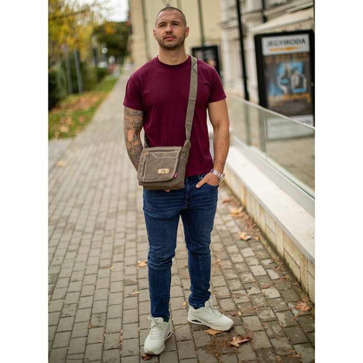 Outdoorová pánska bočná taška v zelenej farbe