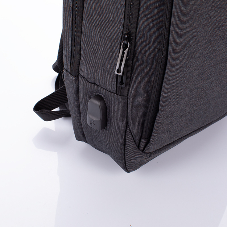 Palubná taška na notebook s konektorom USB 