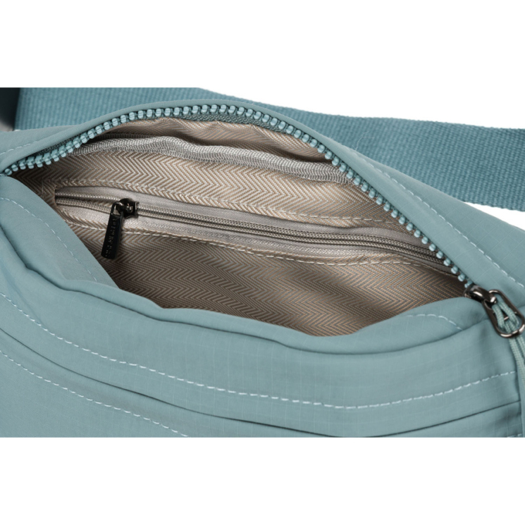 Priestranná dámska taška Fanny Pack vo farmerskej modrej farbe