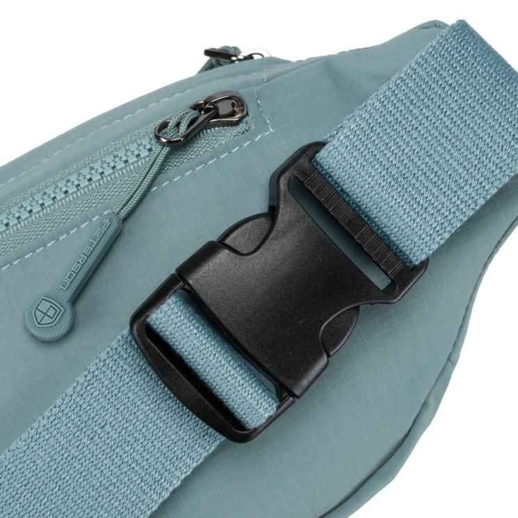 Priestranná dámska taška Fanny Pack vo farmerskej modrej farbe