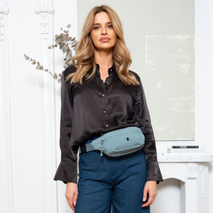 Priestranná dámska taška Fanny Pack vo farmerskej modrej farbe