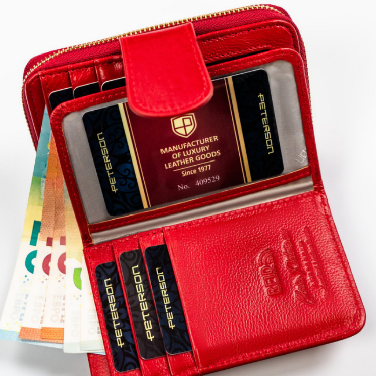 Lakovaná peňaženka z pravej kože s mnohými držiakmi na karty s ochranou RFID