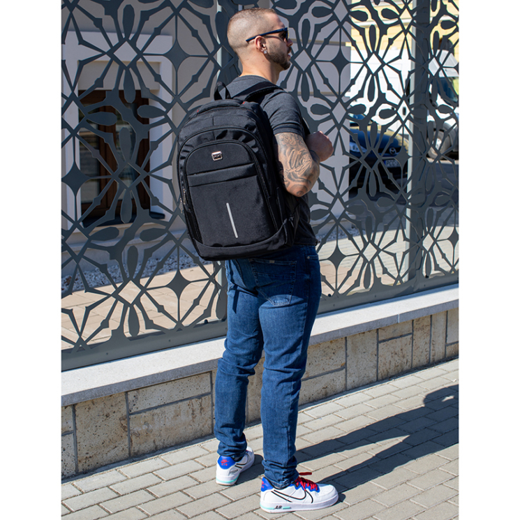  Batoh s držiakom na notebook v čiernej farbe 8003-black