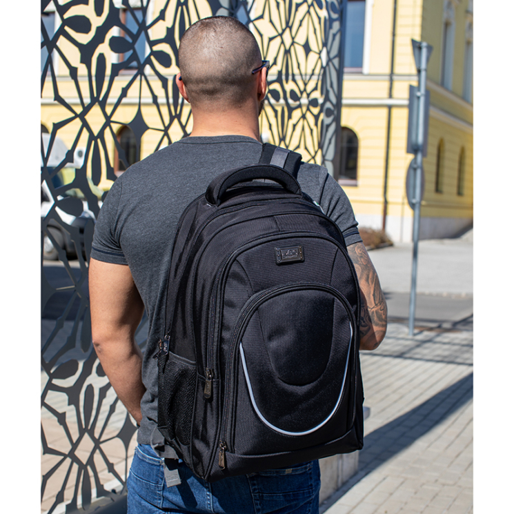 Ultrapevný batoh s držiakom na notebook v čiernej farbe