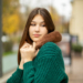 Mäkký plyšový vankúš s pamäťovou penou v sivej farbe
