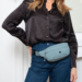 Priestranná dámska taška Fanny Pack vo farmerskej modrej farbe
